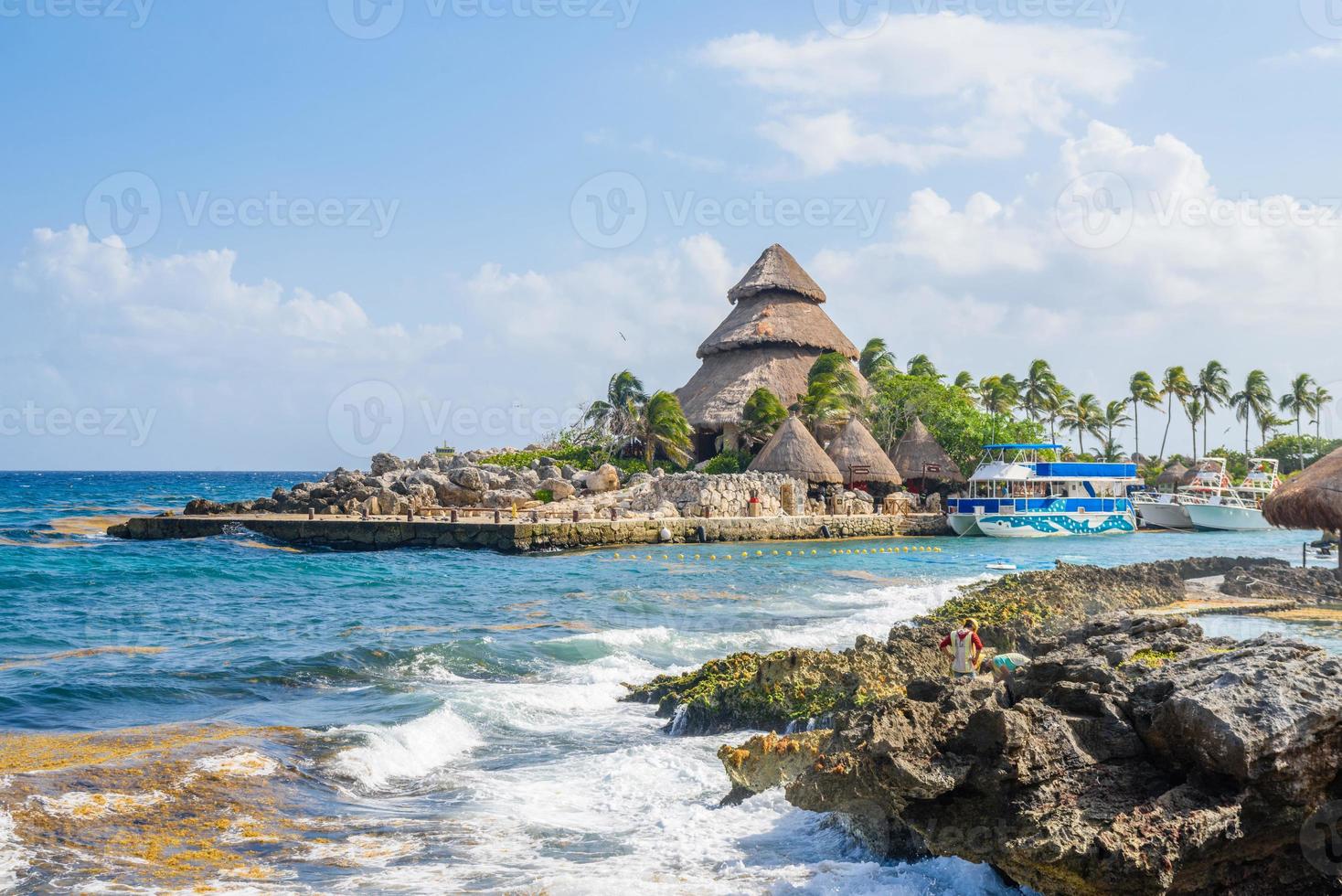 bungalow Casa con palme vicino oceano spiaggia, playa del carmen, Riviera maya, si un'abbronzatura, Messico foto