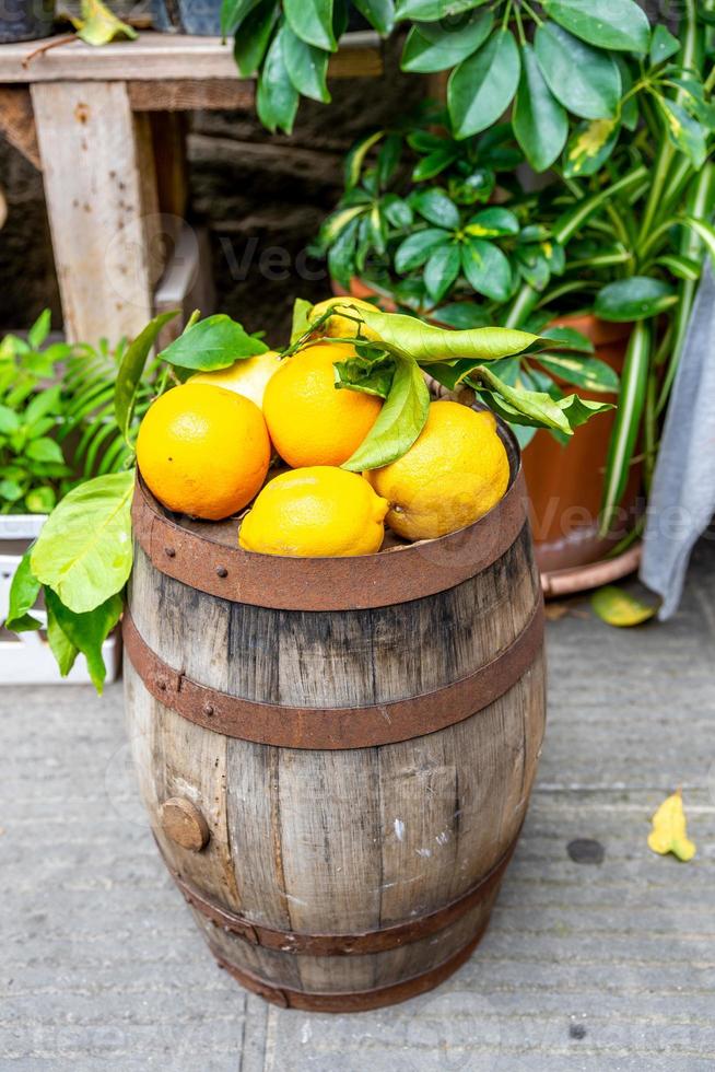 un' barile con limoni foto