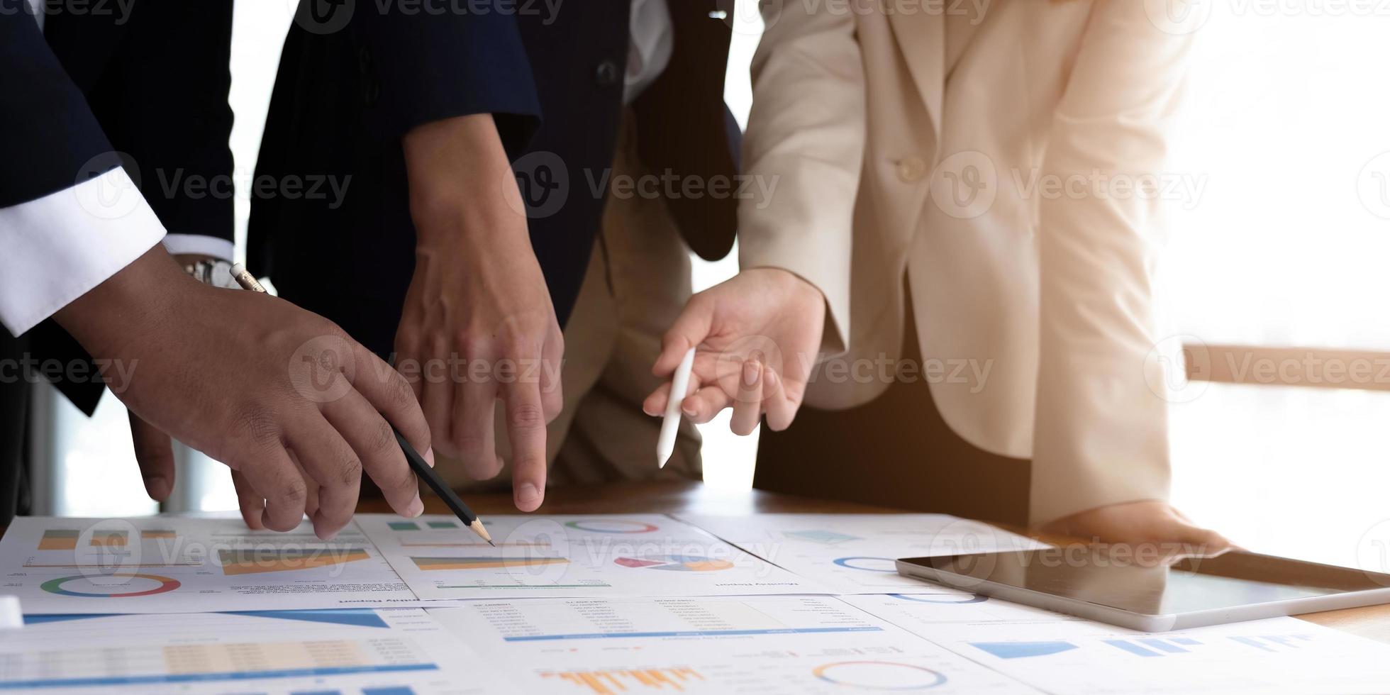 squadra attività commerciale persone mano puntamento a attività commerciale documento durante discussione a incontro. foto