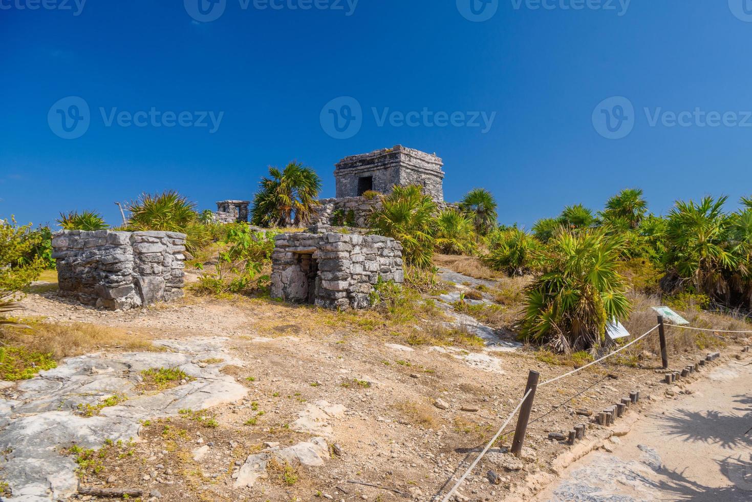 struttura 45, offertori sulla collina vicino alla spiaggia, rovine maya a tulum, riviera maya, yucatan, messico foto