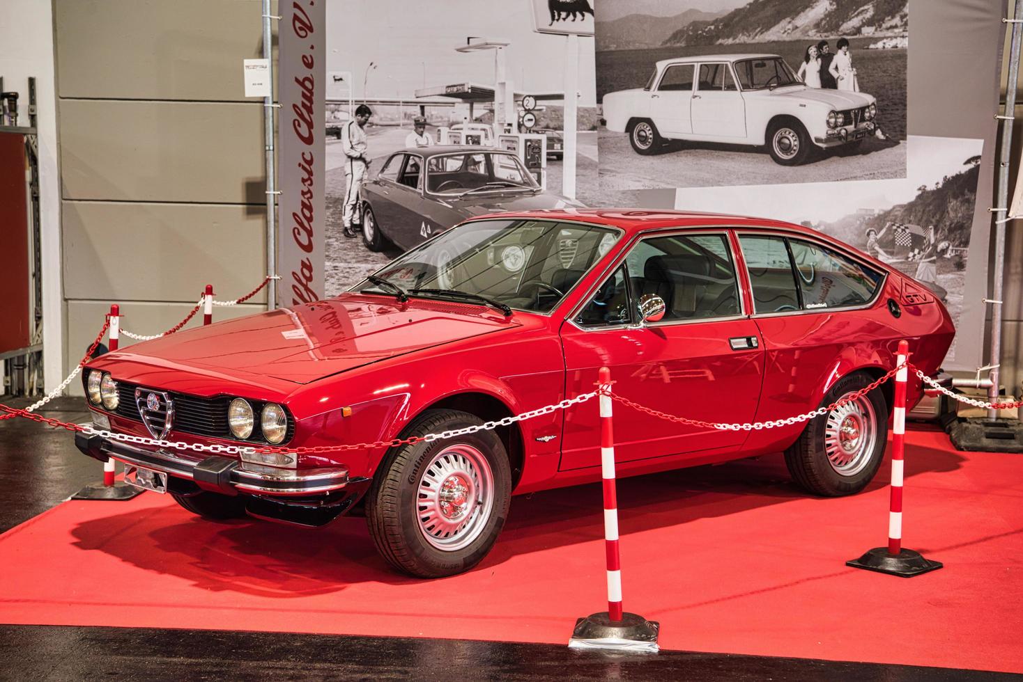 friedrichshafen - maggio 2019 rossa alfa roma alfetta gt tipo 116 1972 al motorworld classics bodensee l'11 maggio 2019 a friedrichshafen, germania foto