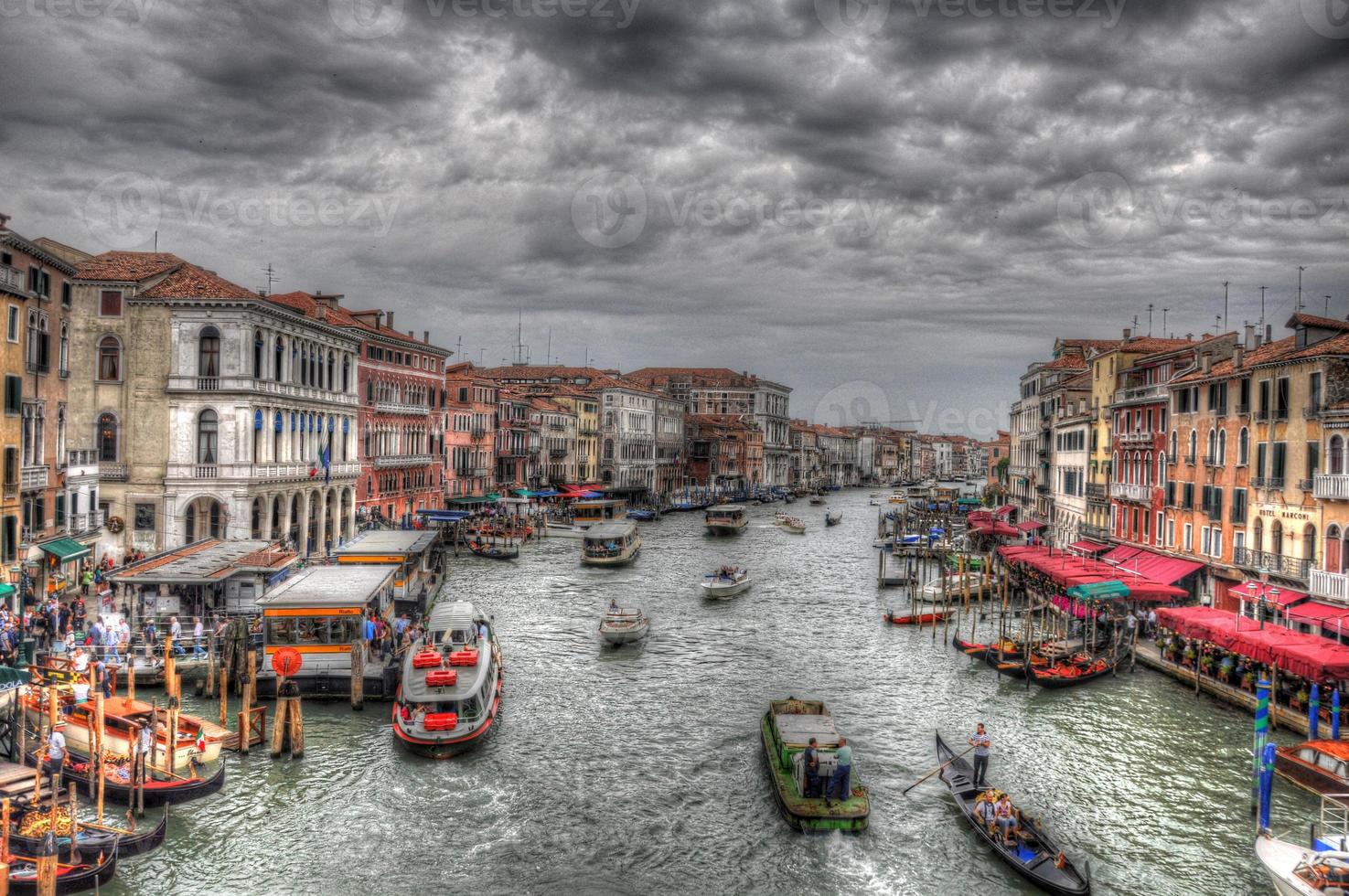 mille dollari canale nel Venezia con antico tubi flessibili, Barche, gandole e navi, Venezia, Italia hdr foto