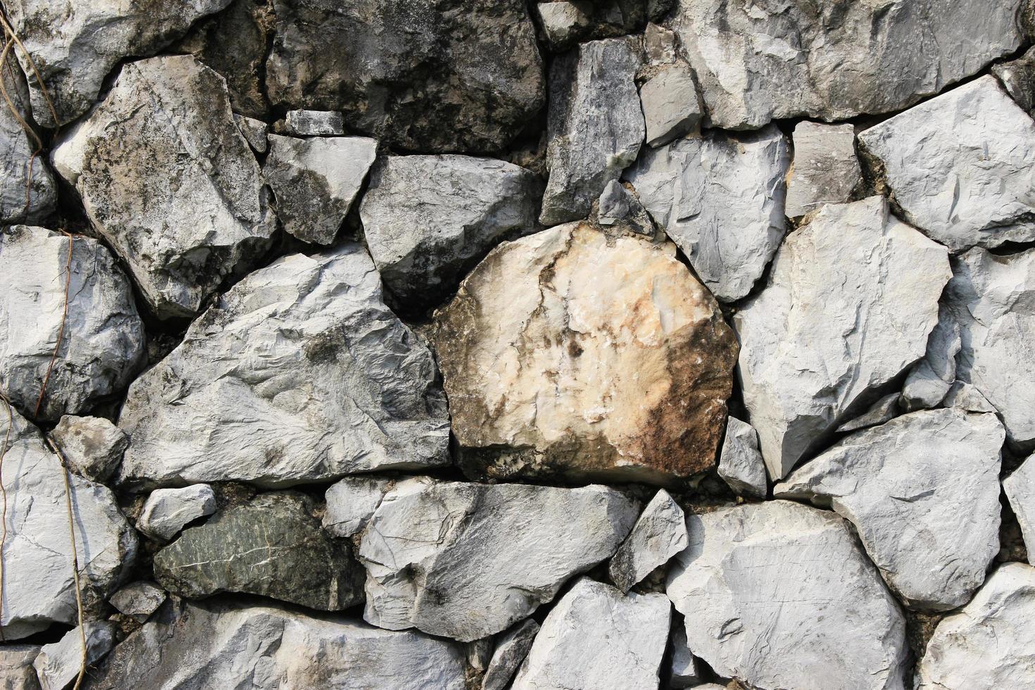 ruvido roccia pietra struttura nel il parete quale è invecchiato, grunge e sporco foto