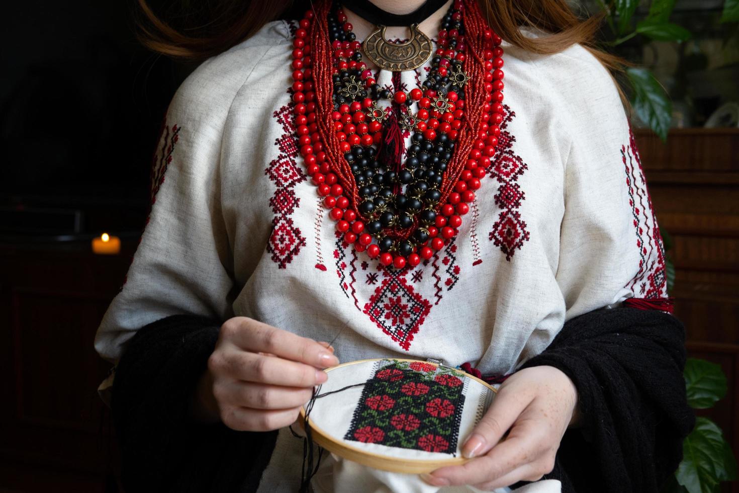un' ragazza ricama un' tradizionale ucraino vyshyvanka modello foto