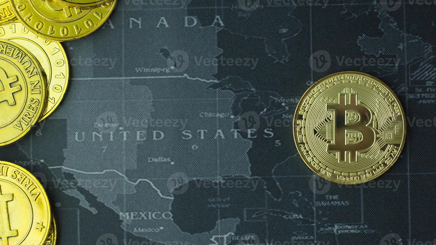 concetto di criptovaluta bitcoin, monete d'oro, criptovaluta con spazio per il tuo concetto. foto