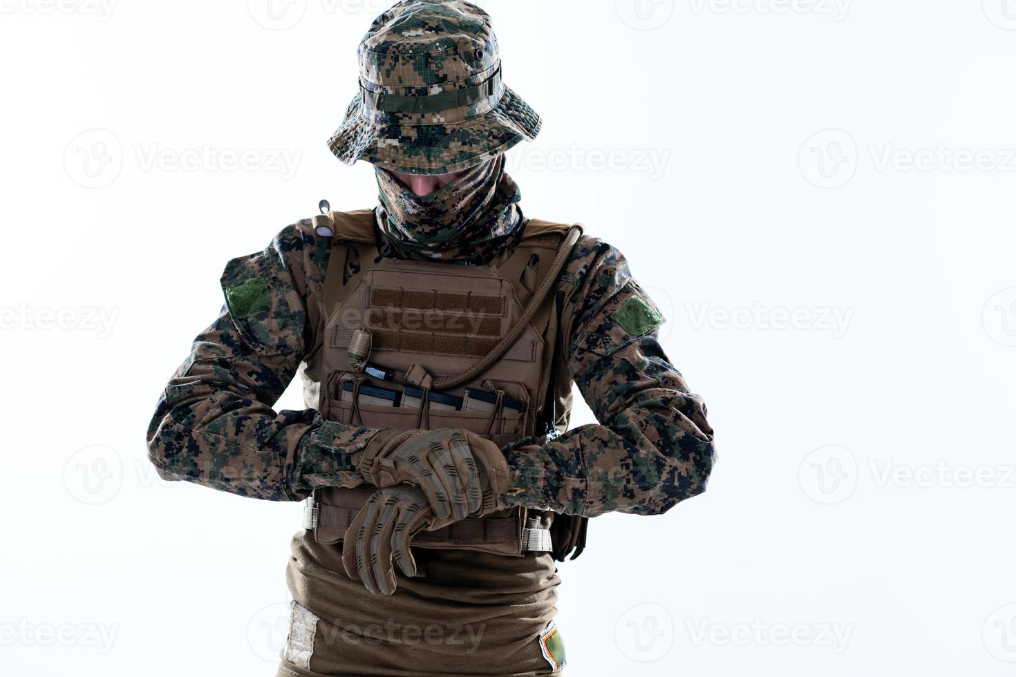 avvicinamento di soldato mani mettendo protettivo battaglia guanti foto