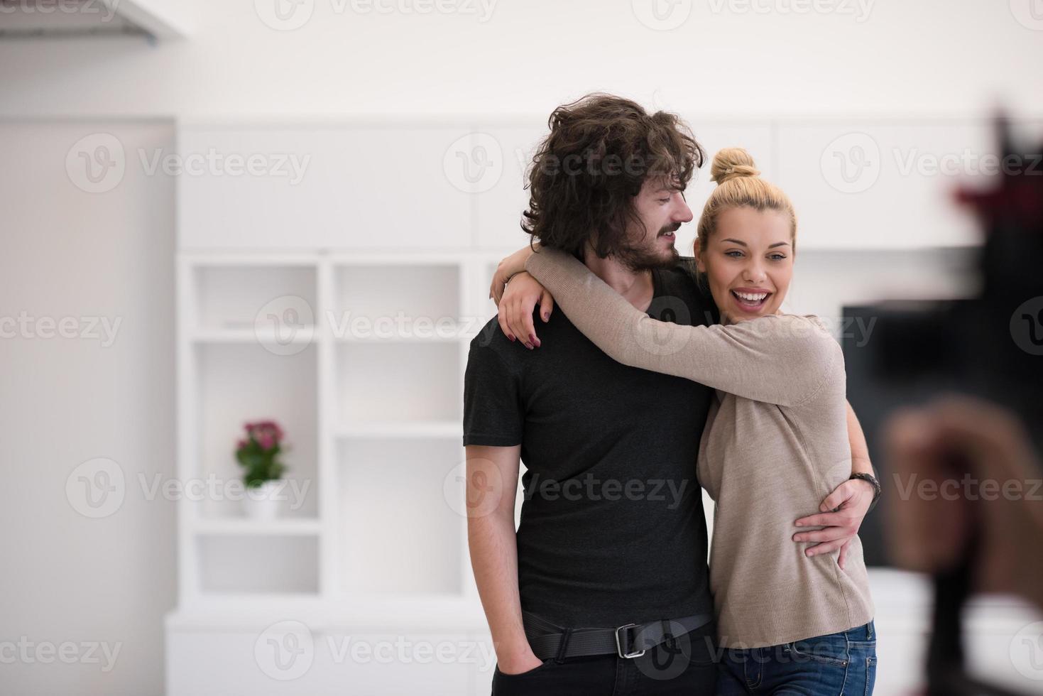 coppia che si abbraccia nella loro nuova casa foto