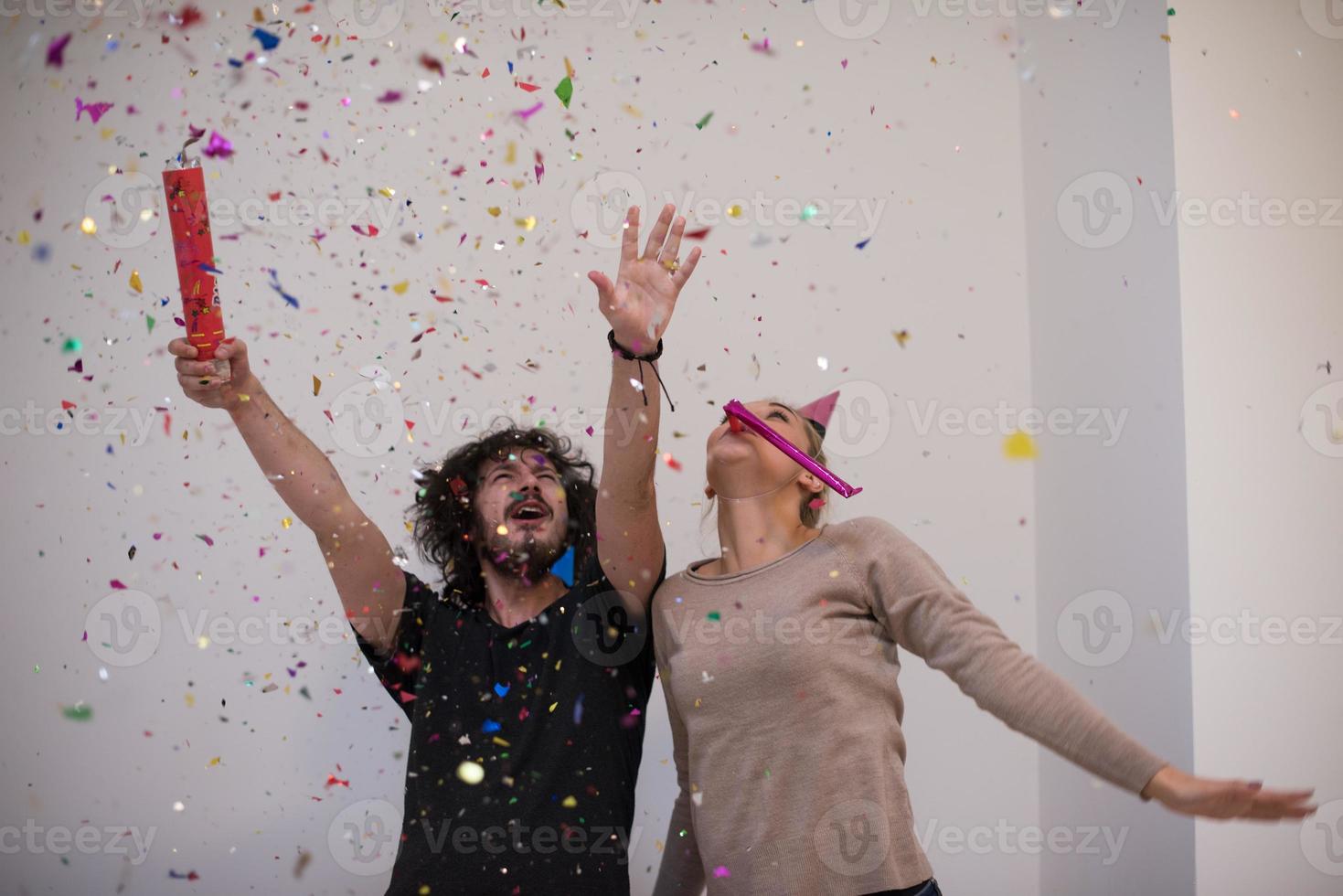 romantico giovane coppia festeggiare festa con coriandoli foto