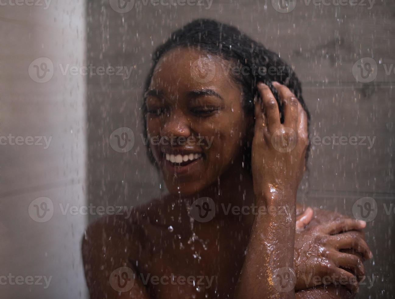 donna afroamericana sotto la doccia foto
