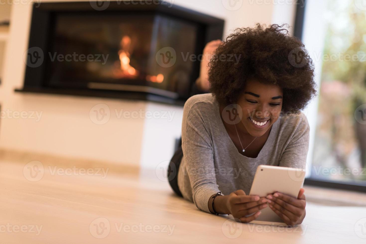 donne nere che usano il computer tablet sul pavimento foto