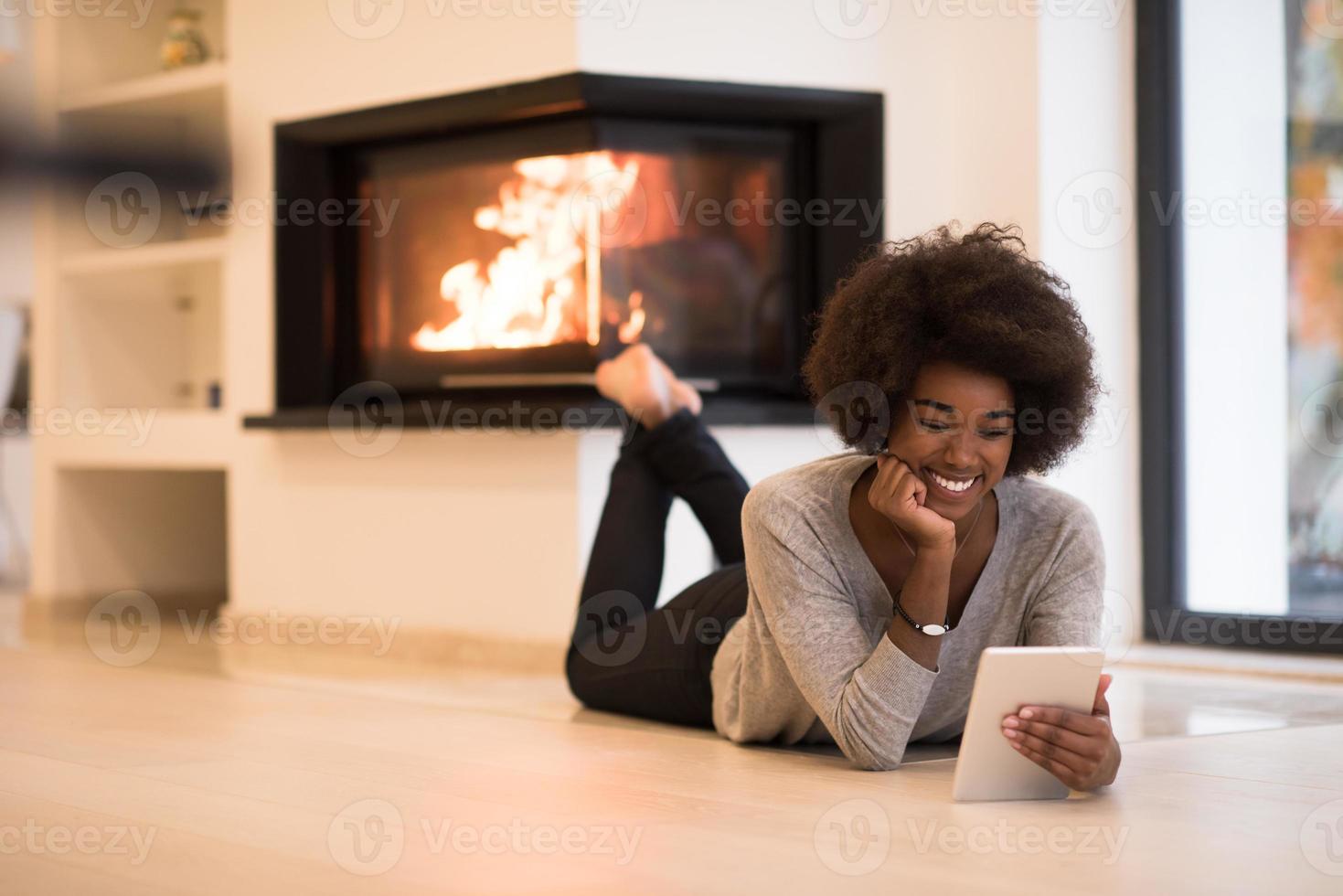 donne nere che usano il computer tablet sul pavimento foto