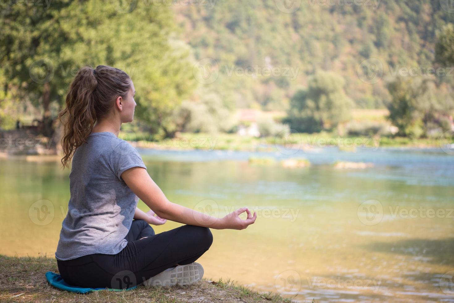 donna che medita e fa esercizio di yoga foto