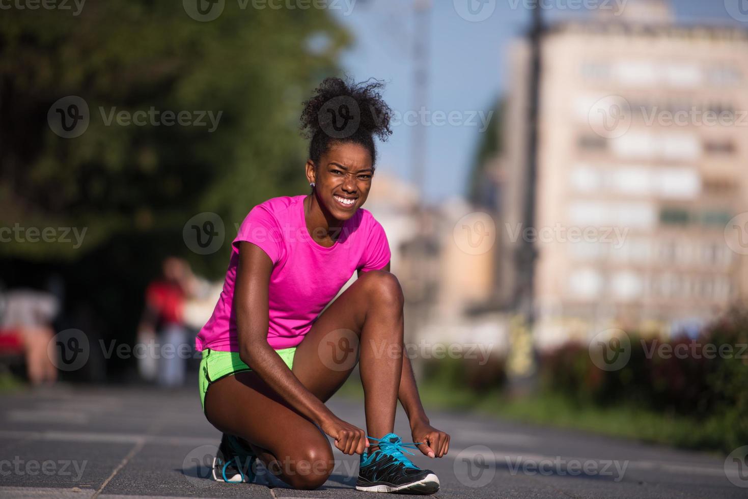 africano americano donna corridore serraggio scarpa pizzo foto