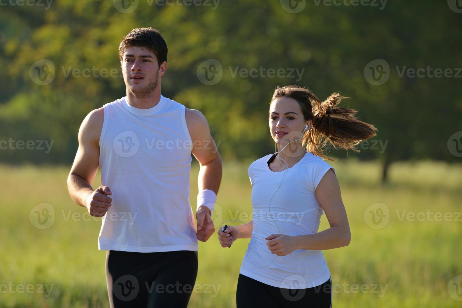 giovane coppia che fa jogging foto