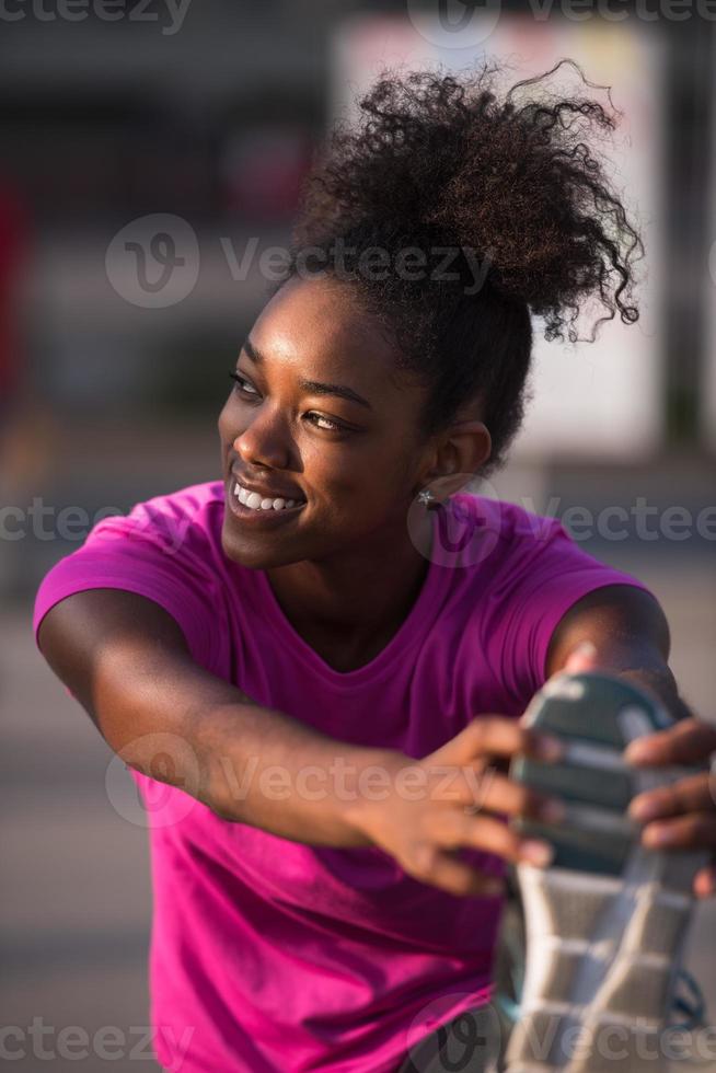 africano americano donna fare riscaldamento su e allungamento foto