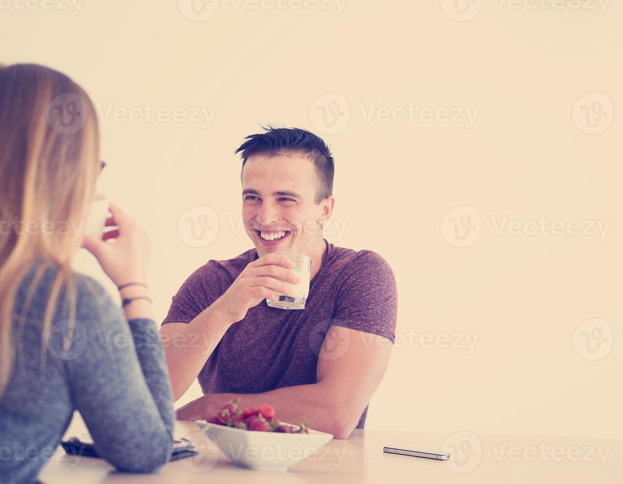 coppia godendo mattina caffè e fragole foto