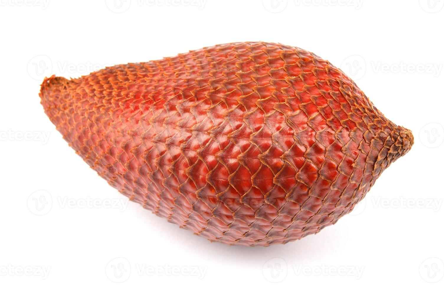 il frutto fresco del serpente è isolato su una salacca bianca background.red. frutta salata. salacca zalacca, frutto del serpente. foto
