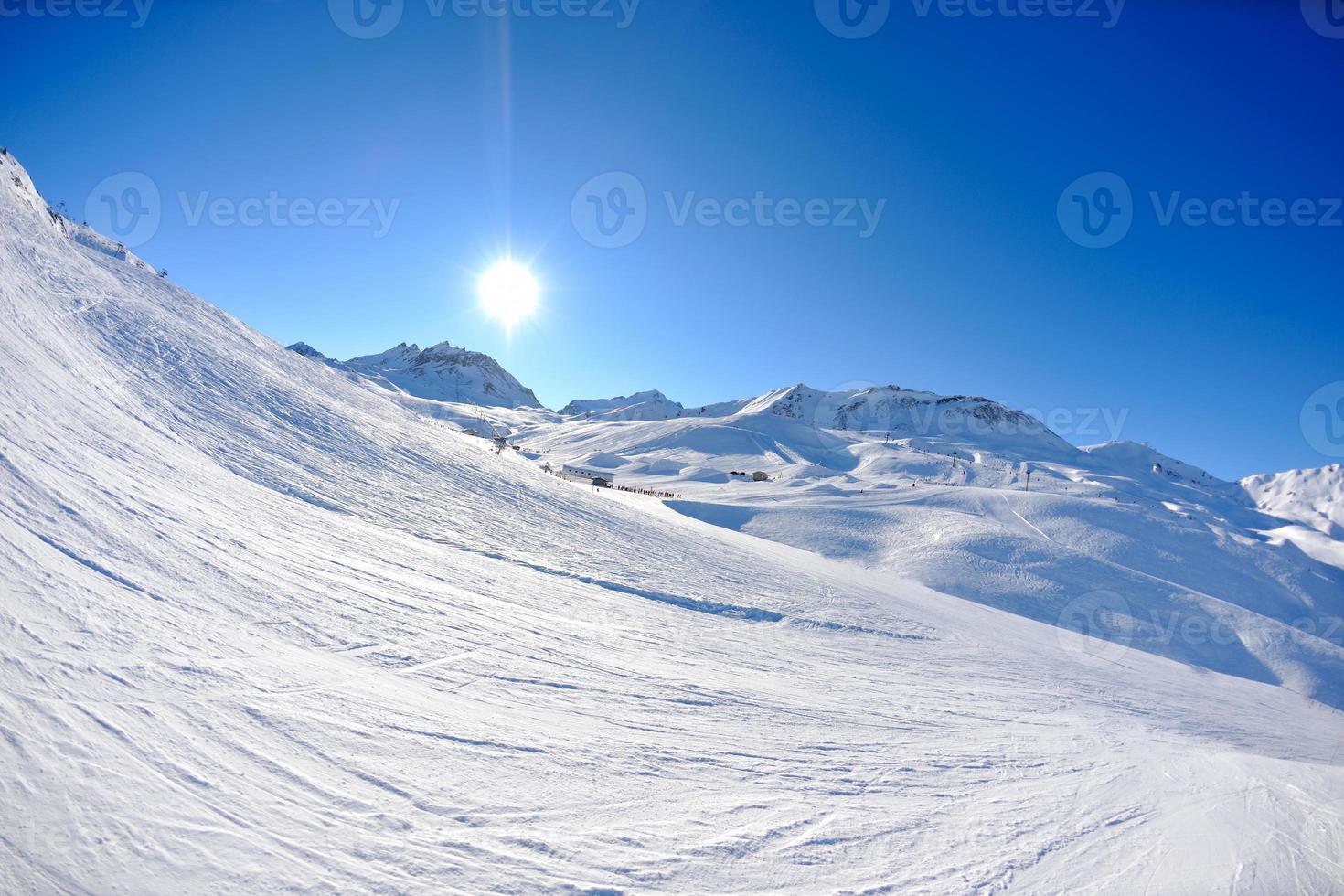 alta montagna sotto la neve in inverno foto