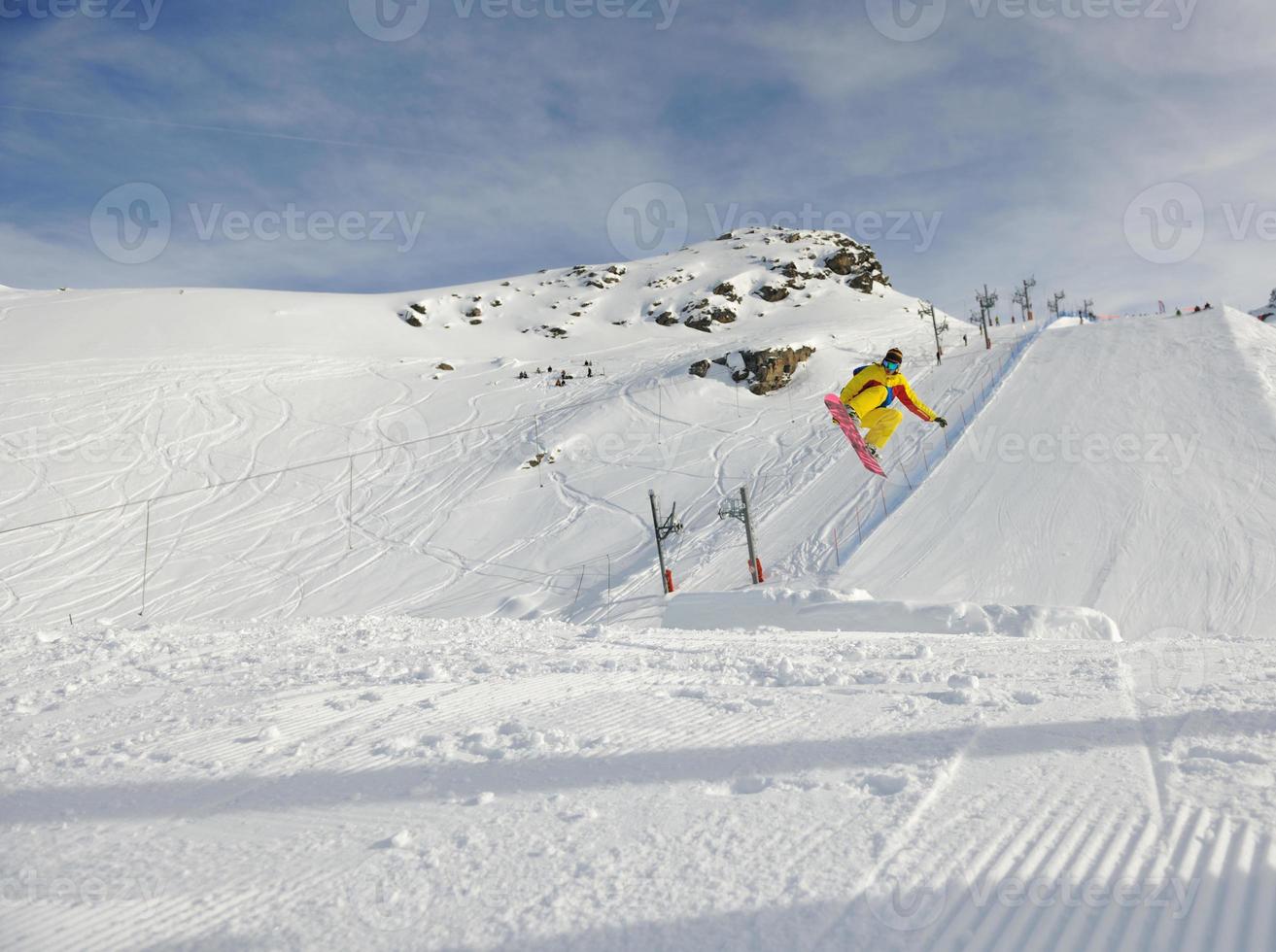 il giovane felice si diverte in inverno sulla cima della montagna foto