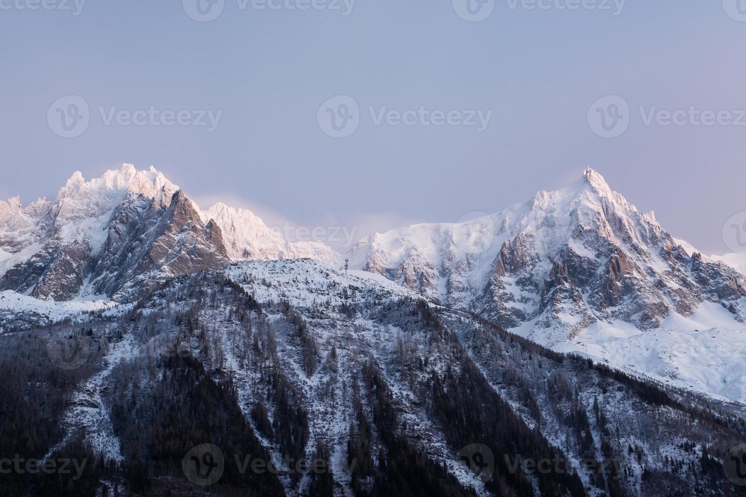 scena notturna del paesaggio di montagna foto