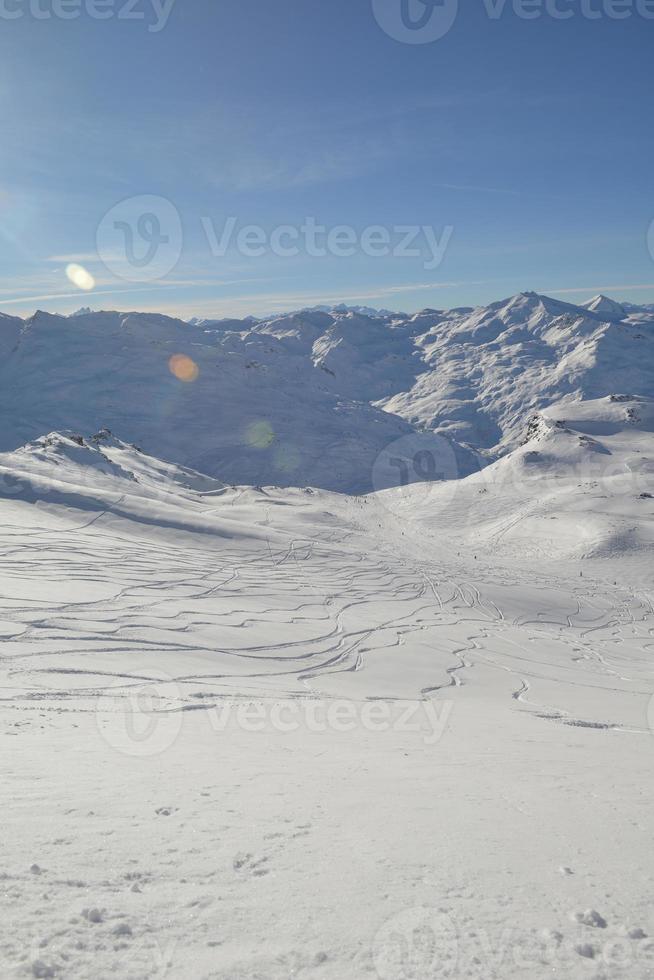 vista panoramica sulle montagne invernali foto