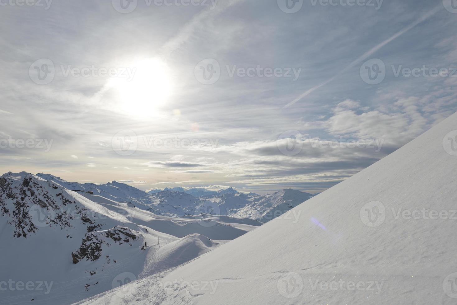 vista panoramica sulle montagne invernali foto