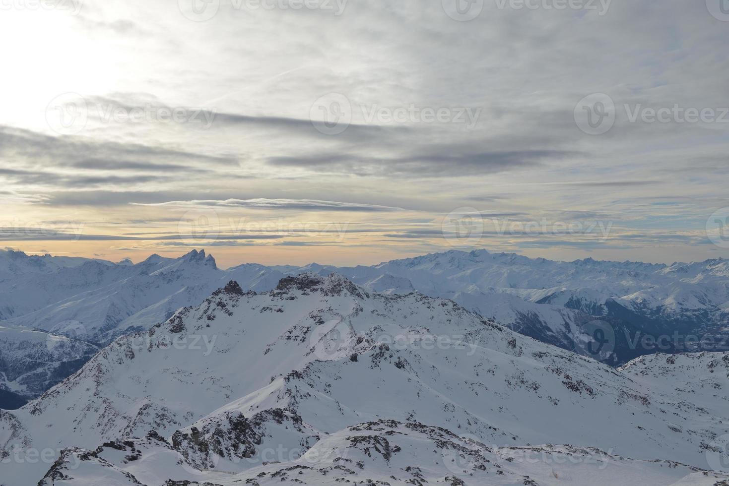 vista panoramica sulle montagne invernali foto