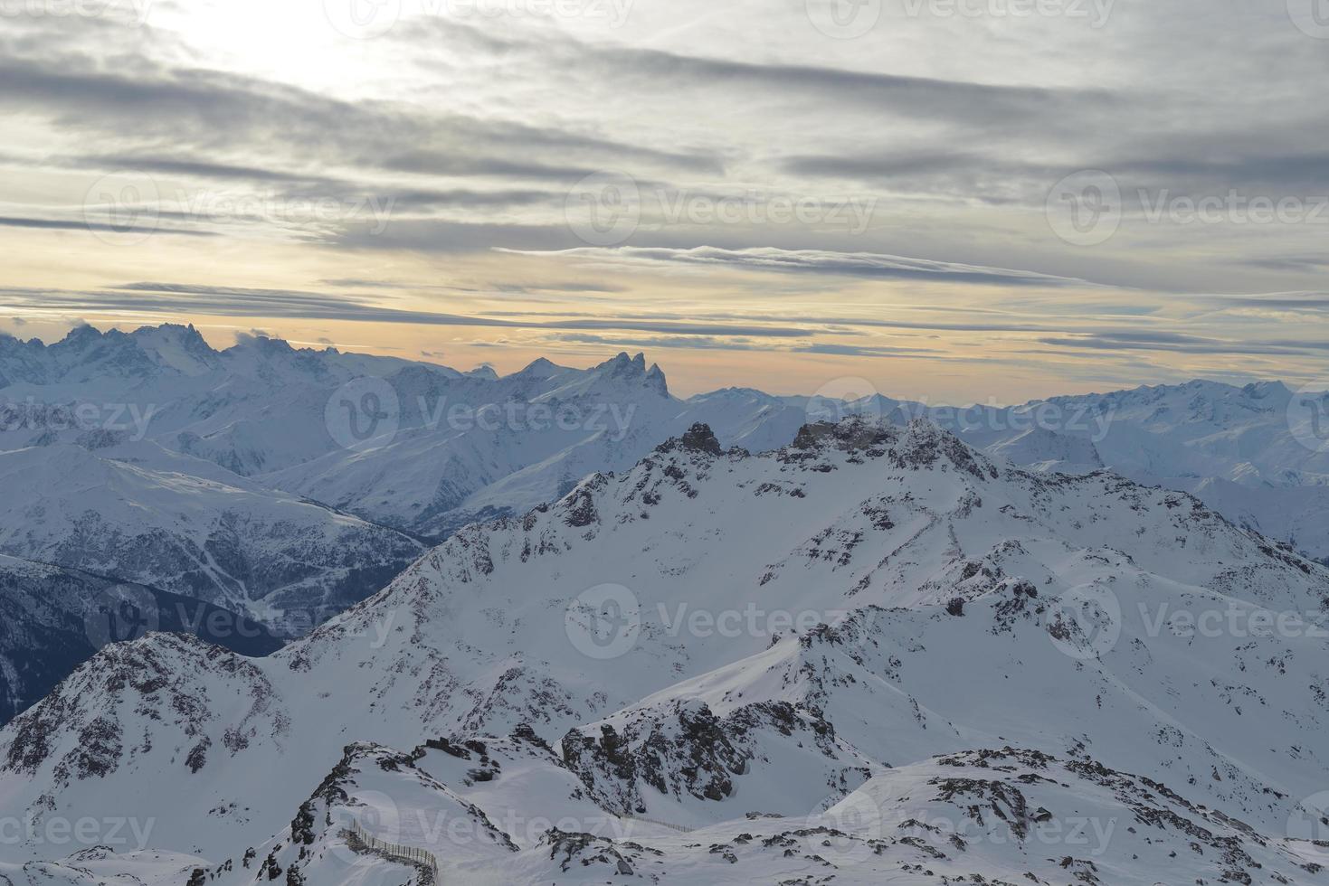 vista panoramica sulle montagne invernali foto