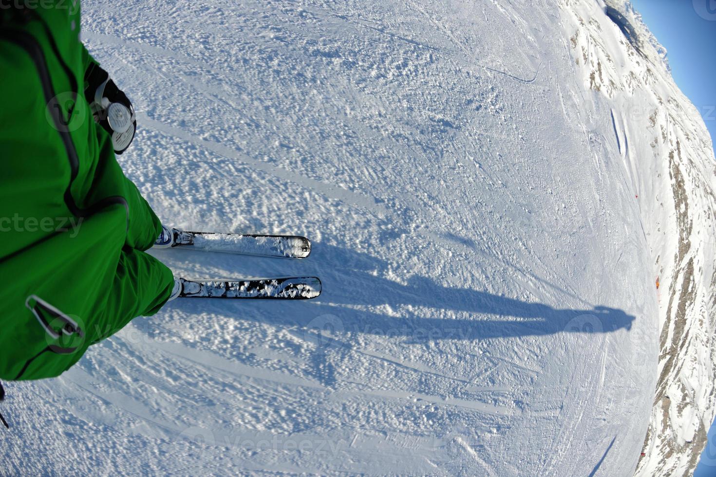 sciare sulla neve fresca nella stagione invernale in una bella giornata di sole foto