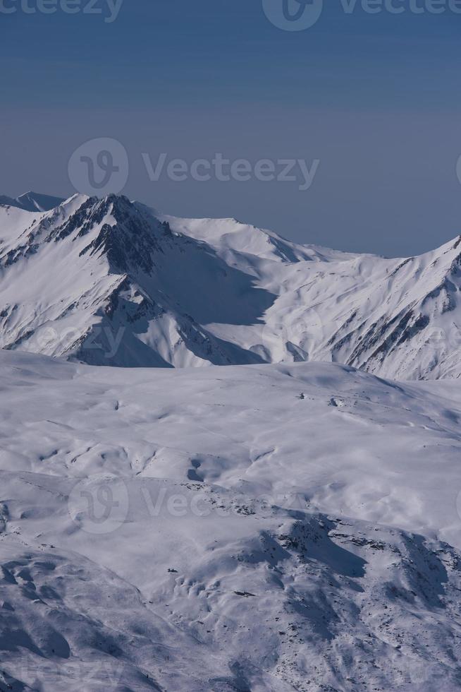 bellissimo paesaggio di montagna in inverno foto