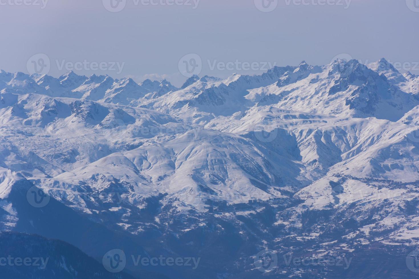 bellissimo paesaggio di montagna in inverno foto