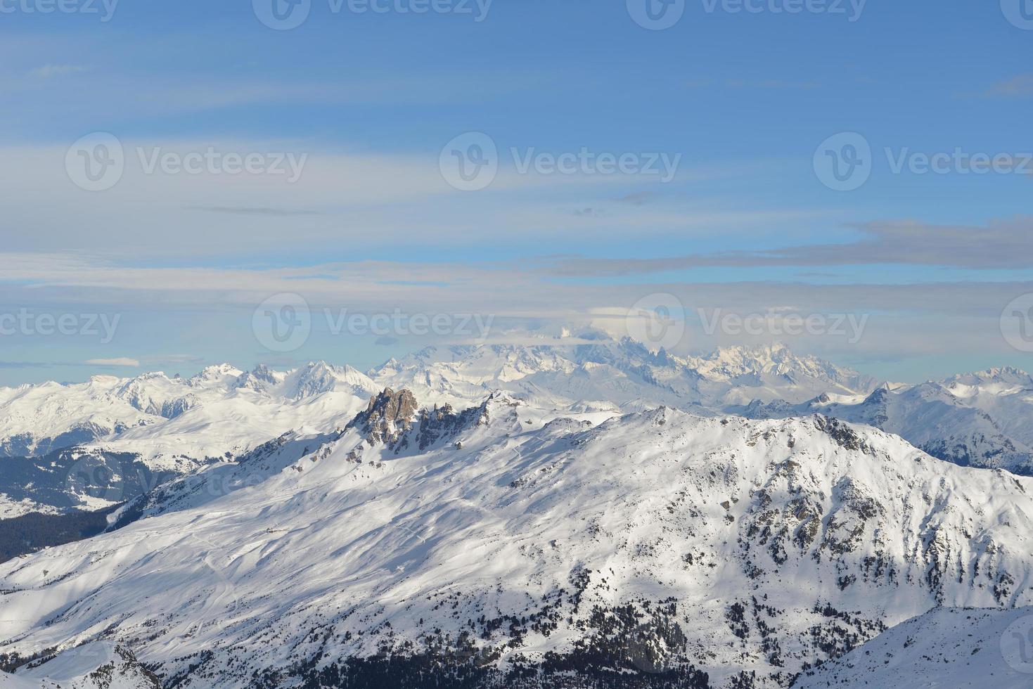 vista panoramica sulle montagne invernali foto