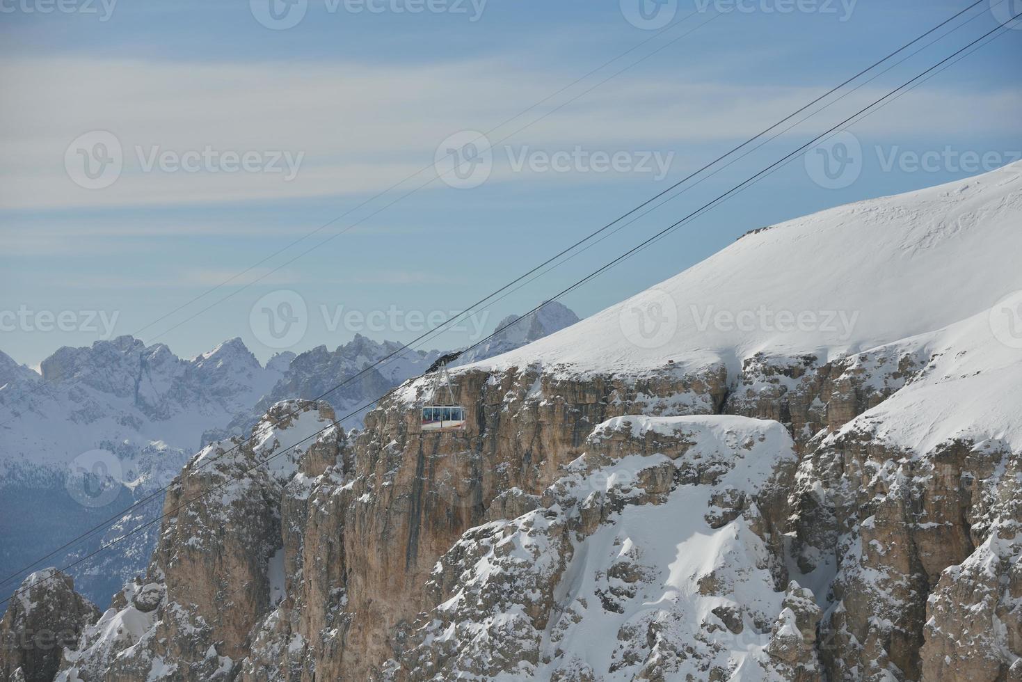 inverno paesaggio con seggiovia cabina foto