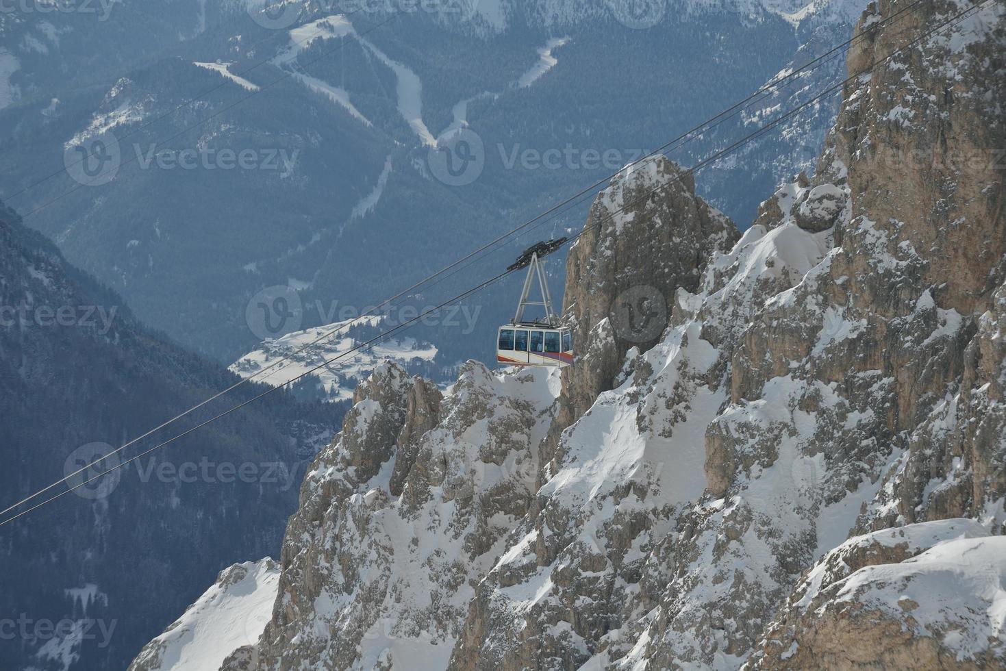 inverno paesaggio con seggiovia cabina foto