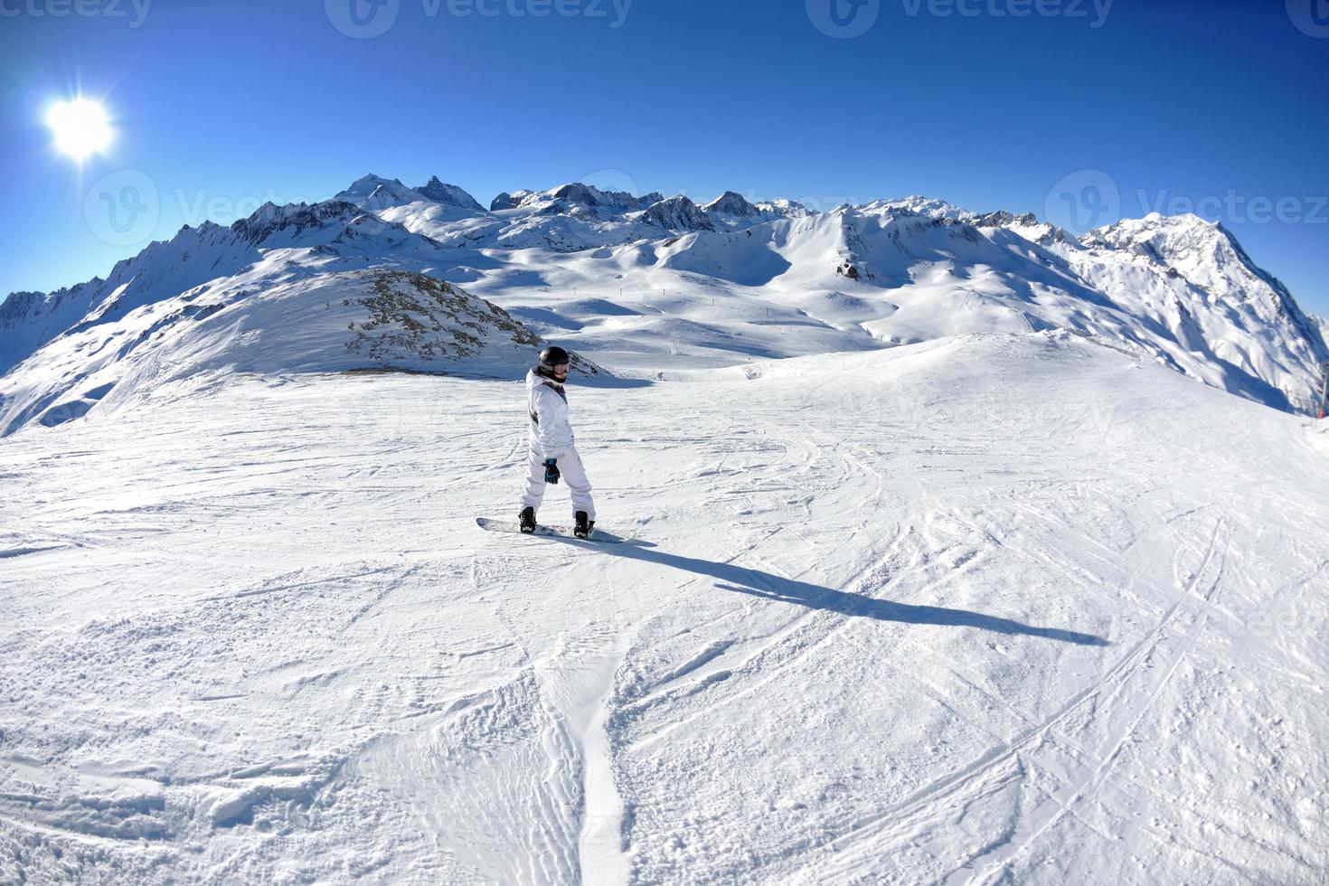 sciare sulla neve fresca nella stagione invernale in una bella giornata di sole foto