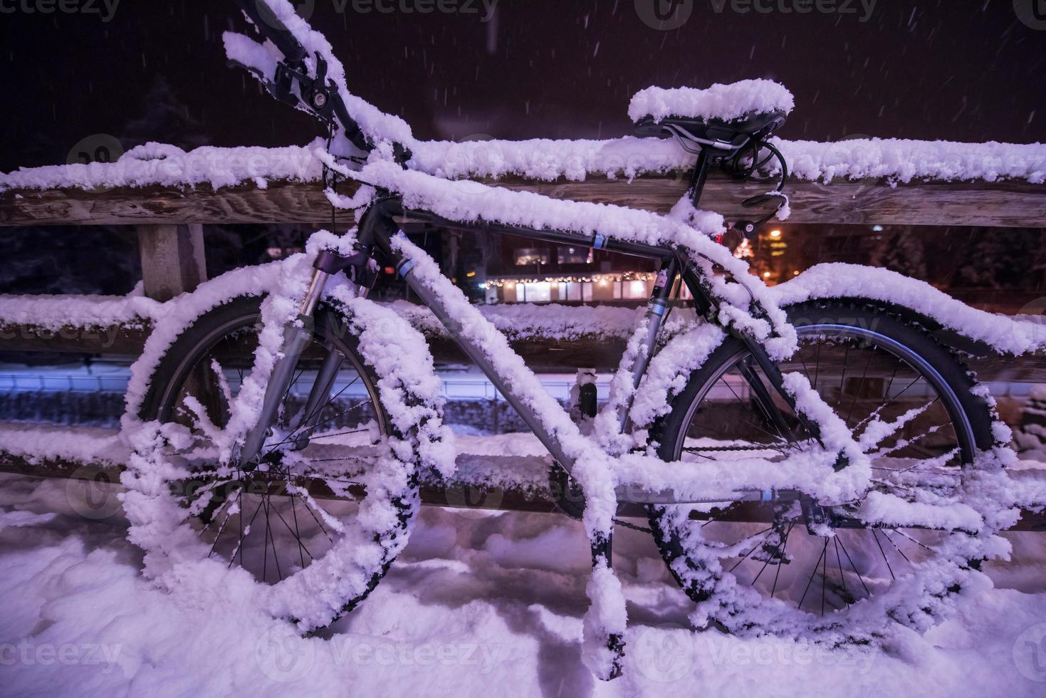 parcheggiata bicicletta coperto di neve foto