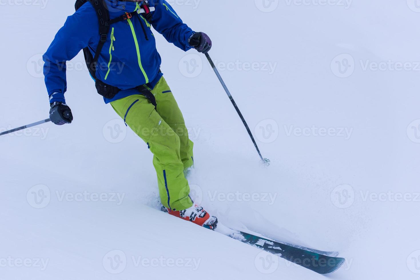 sciatore freeride che scia in discesa foto