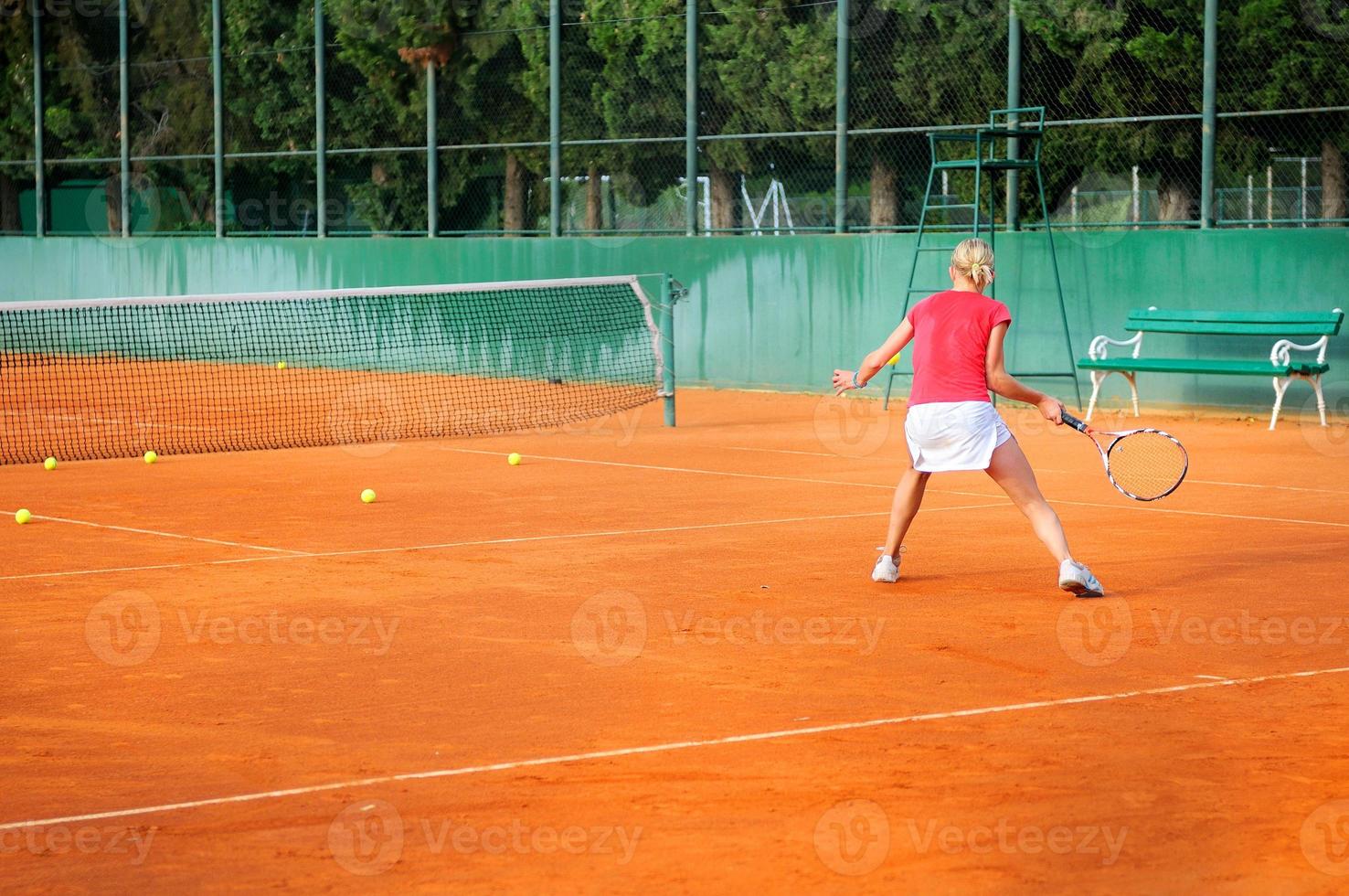 ragazza giocando tennis all'aperto foto