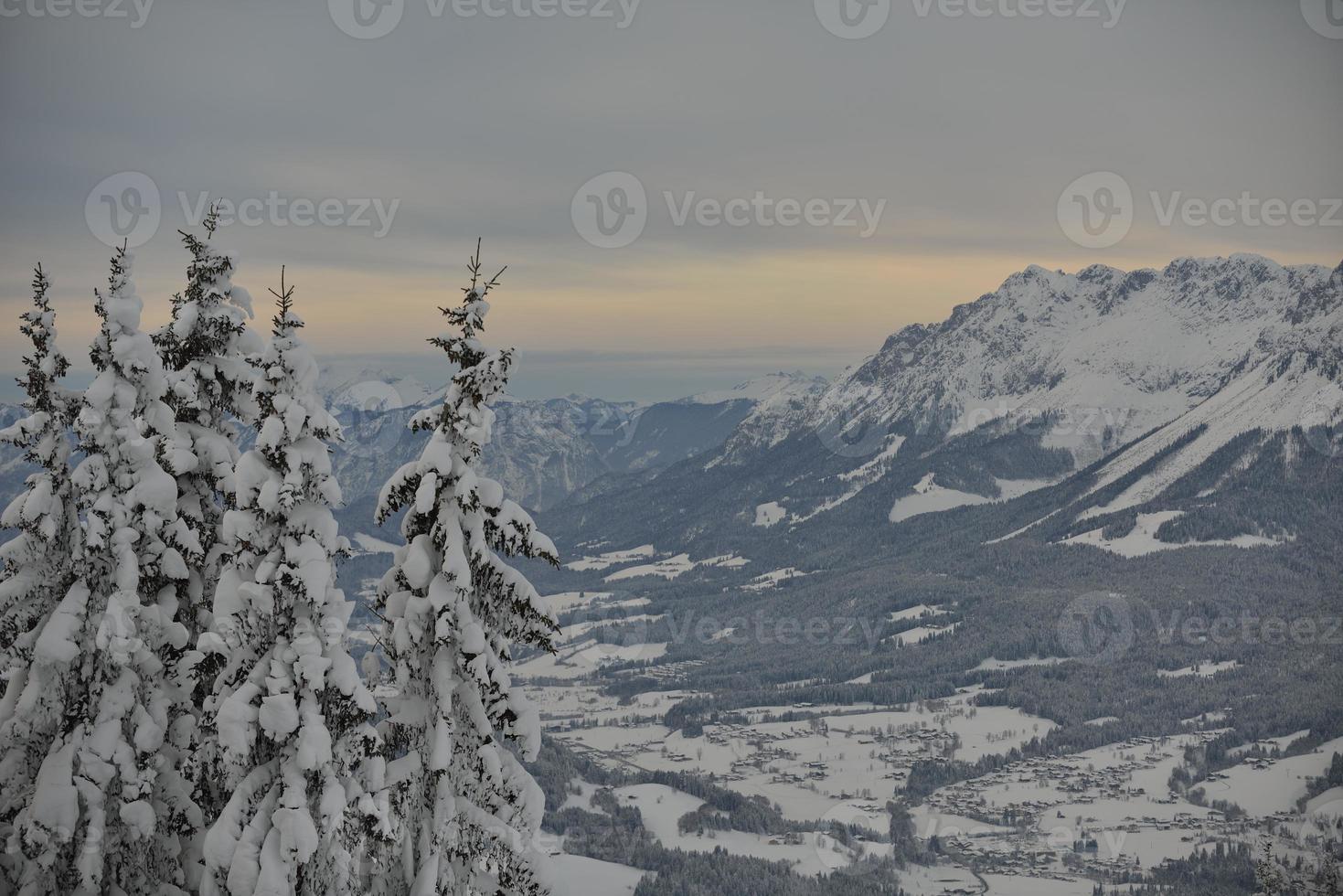 paesaggio montano invernale foto