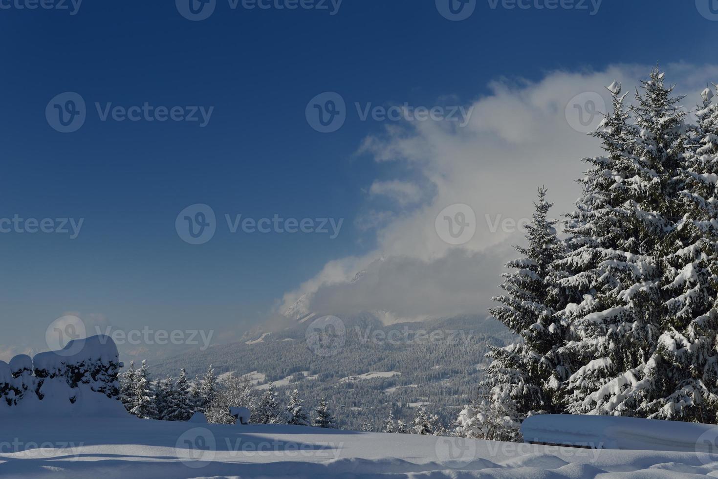 paesaggio invernale di montagna foto