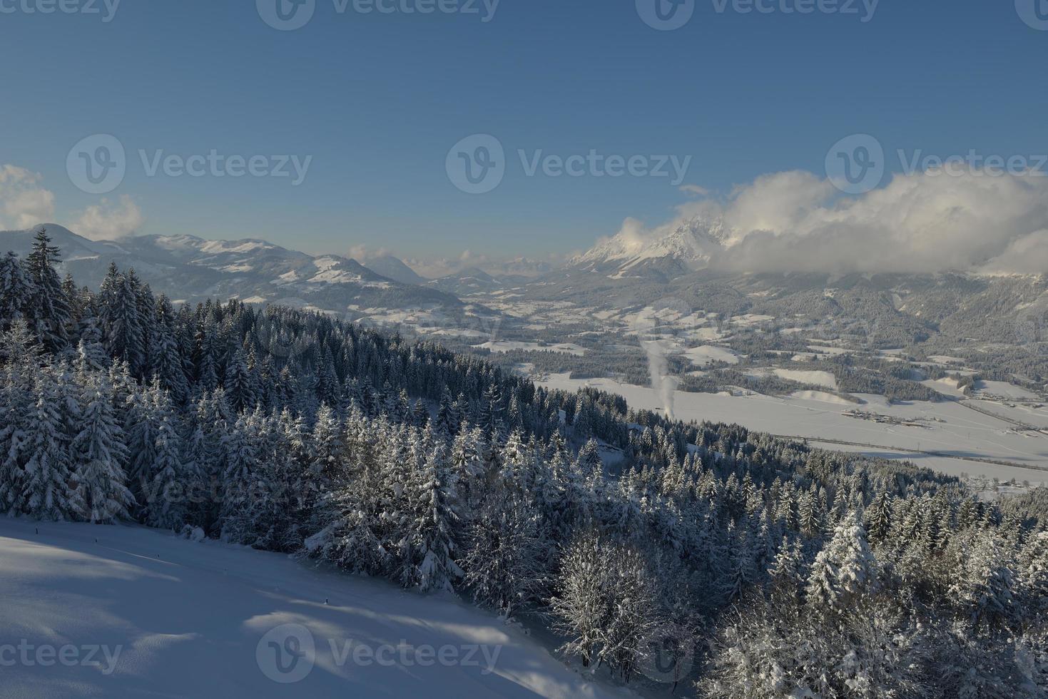 paesaggio montano invernale foto