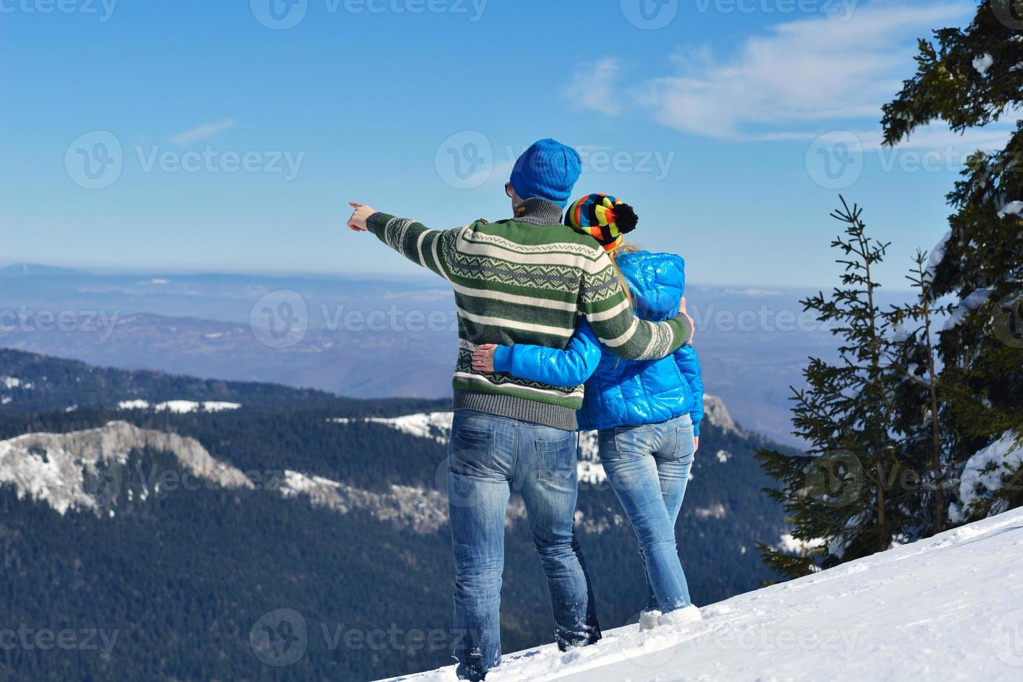 giovane coppia in scena di neve invernale foto