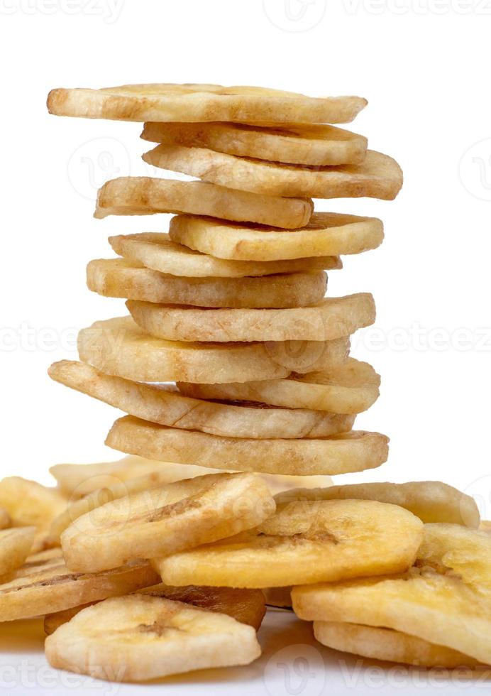 un' pila di Banana patatine fritte sta su un' mazzo di patatine fritte. foto
