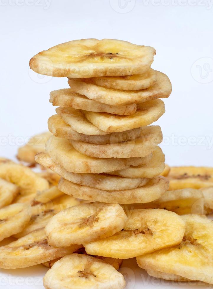 un' pila di Banana patatine fritte sta su un' mazzo di patatine fritte. foto