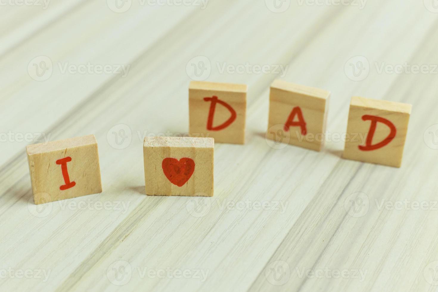 alfabeto su piattino su tavola di legno per l'immagine della festa del papà. foto