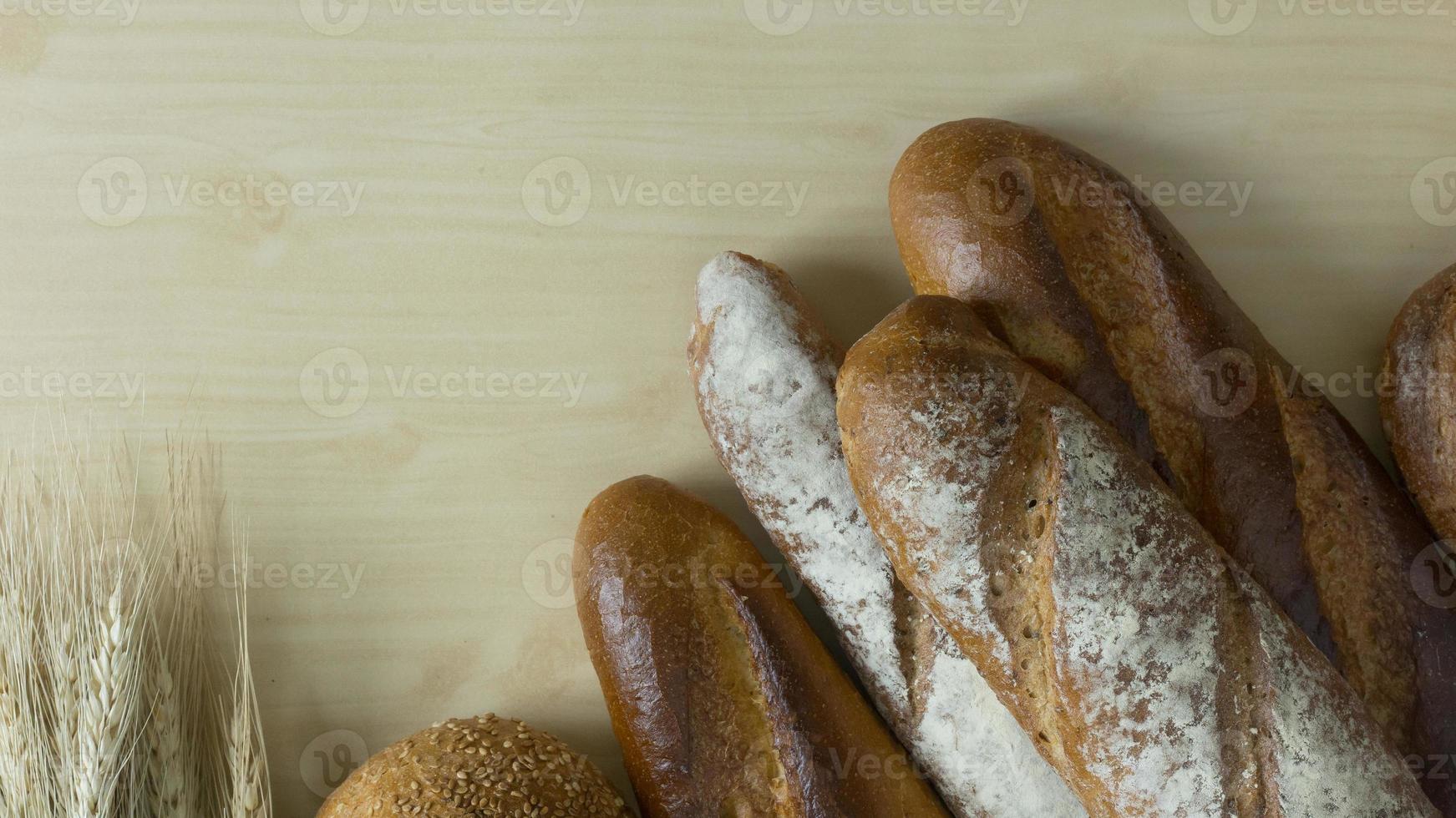 avena di frumento pane su sfondo di legno immagine. foto