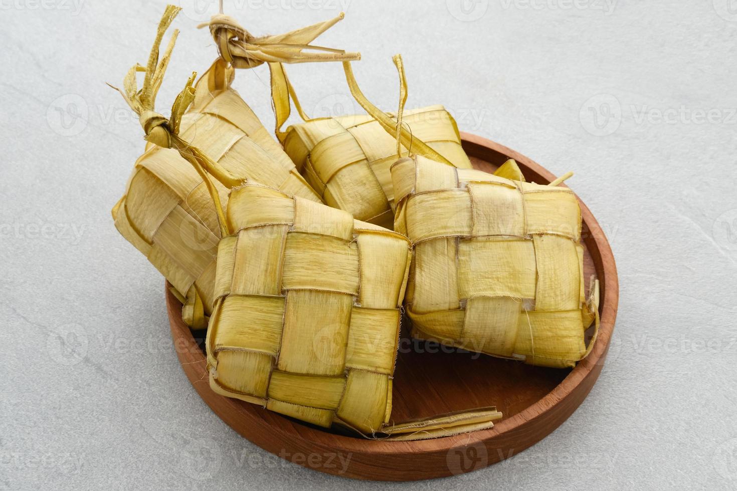 ketupat, Ketupat o riso gnocco è un' Locale delicatezza durante eid al-fitr. naturale riso involucro fatto a partire dal giovane Noce di cocco le foglie per cucinando Riso. esso è molto popolare durante eid al-Fitr nel Indonesia. foto