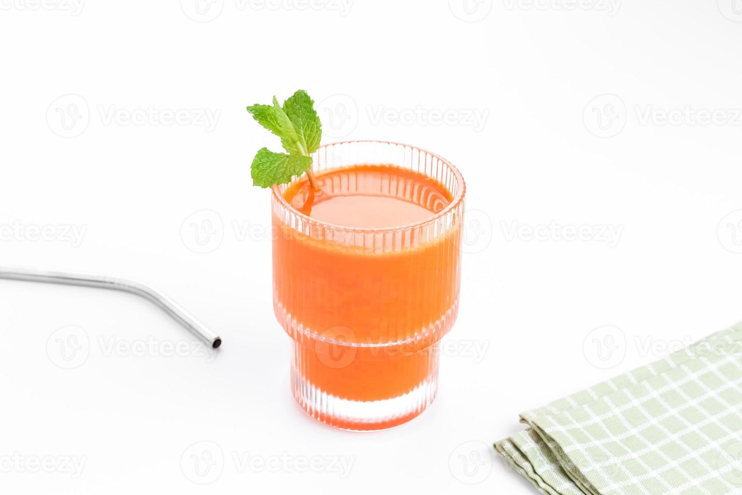 un' bicchiere di fresco carota succo, molto bene per Salute. servito nel bicchiere su bianca sfondo foto