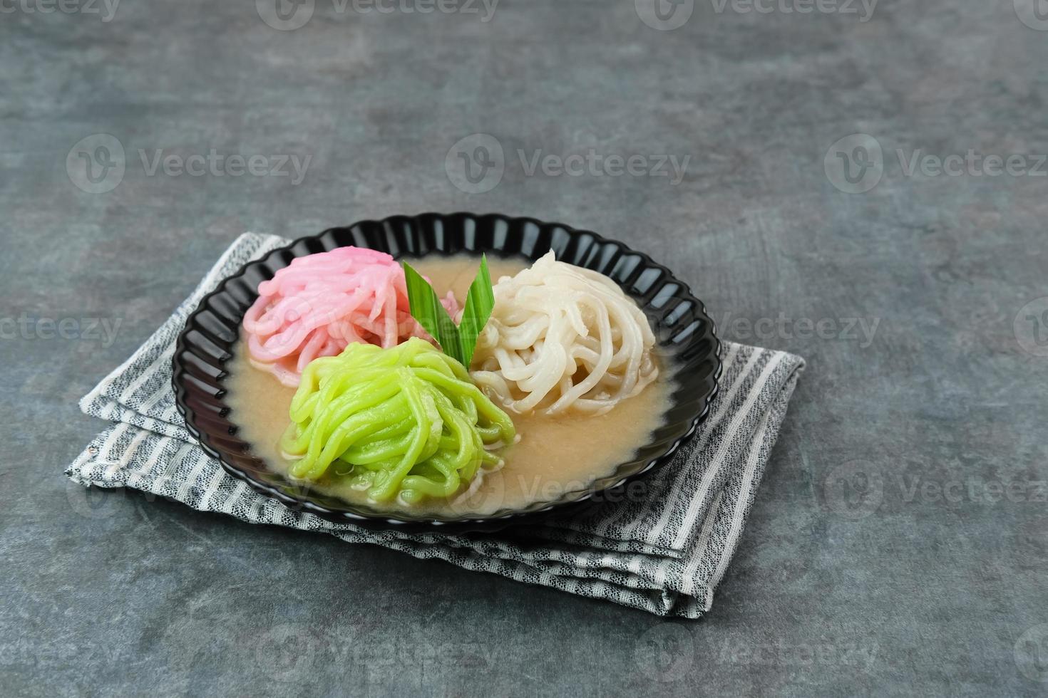 kue putu maya è tradizionale indonesiano merenda fatto a partire dal riso Farina filoni arricciato su in un' sfera, servito con Noce di cocco latte e palma zucchero. selezionato messa a fuoco. foto