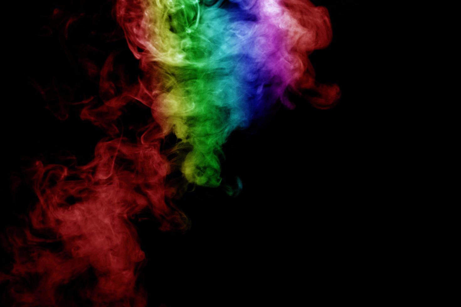 fumo astratto isolato su sfondo nero, polvere di arcobaleno foto